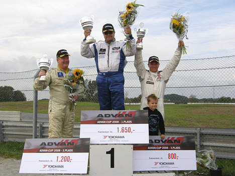 Bruno Rasmussen på podiet på 2. pladsen, sammen med løbsvinder Peter Olsen samt Anders Majgaard på 3. pladsen.